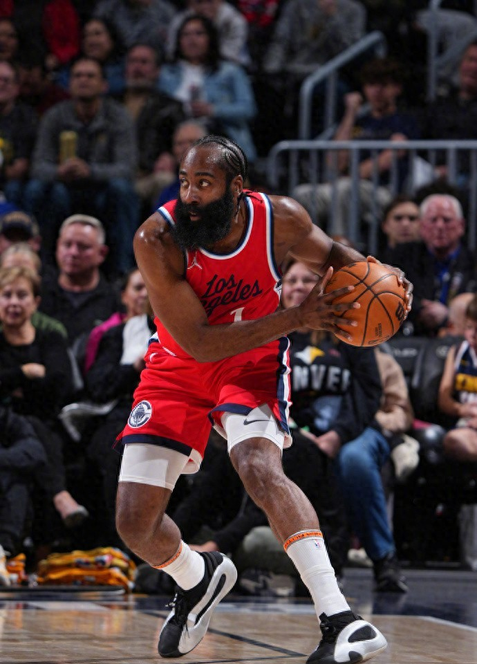 包含赛地聚焦：国王杯窗口期热度飙升，休斯敦火箭迎来里程碑，压力陡增，资深球员宣示担当的词条